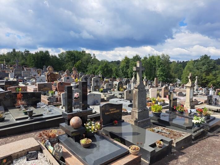 L'ENTRETIEN DU CIMETIÈRE 