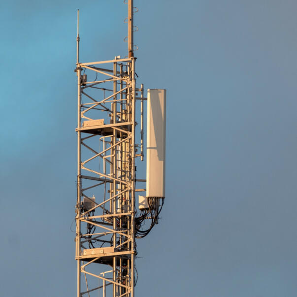 INSTALLATION D'ANTENNES RELAIS DE TÉLÉPHONE MOBILE FREE